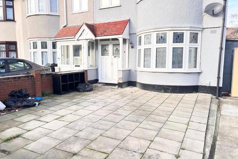 3 bedroom semi-detached house to rent, Holland Park Avenue, Ilford IG3