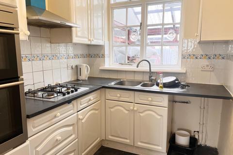 3 bedroom semi-detached house to rent, Holland Park Avenue, Ilford IG3