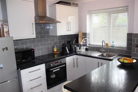 1 bedroom end of terrace house to rent, Bramley Close, Staines-Upon-Thames TW18