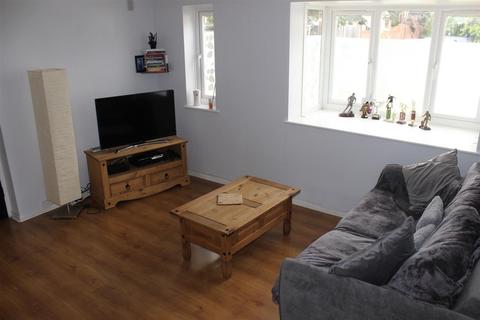 1 bedroom end of terrace house to rent, Bramley Close, Staines-Upon-Thames TW18