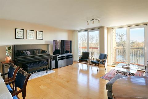 13 Holland Gardens, Brentford, TW8 0BE