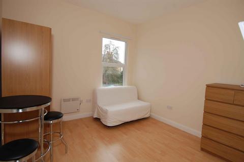 Studio to rent, Brownhill Road, Catford, London, SE6