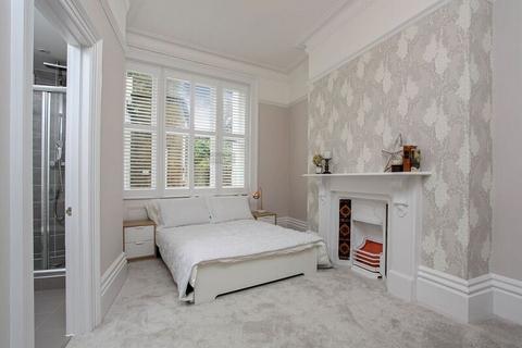 2 bedroom flat to rent, Montpelier Crescent, Brighton