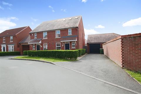 4 bedroom semi-detached house to rent, Agincourt Drive, Sarisbury Green, Southampton