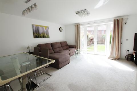 4 bedroom semi-detached house to rent, Agincourt Drive, Sarisbury Green, Southampton