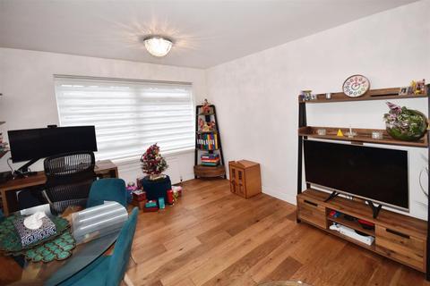 2 bedroom apartment to rent, Glengall Road, Woodford Green IG8