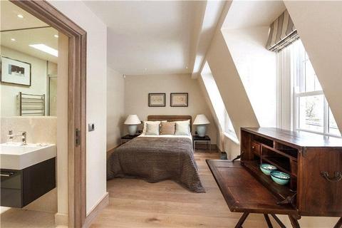 3 bedroom terraced house to rent, Burton Mews, London, SW1W