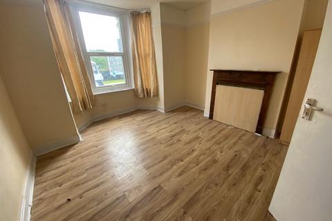 2 bedroom ground floor flat to rent, Flat 1, 39 High Road