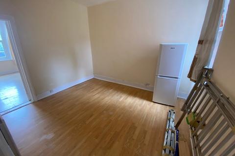 2 bedroom ground floor flat to rent, Flat 1, 39 High Road