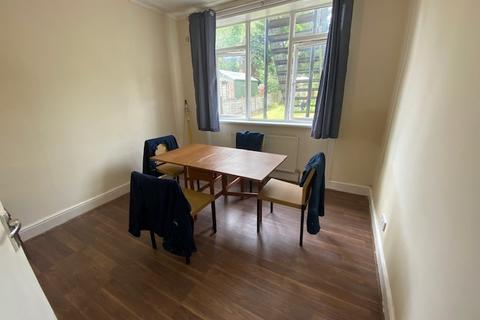 2 bedroom ground floor flat to rent, Flat 1, 39 High Road