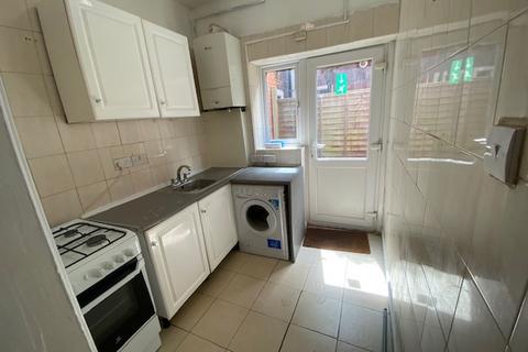 2 bedroom ground floor flat to rent, Flat 1, 39 High Road