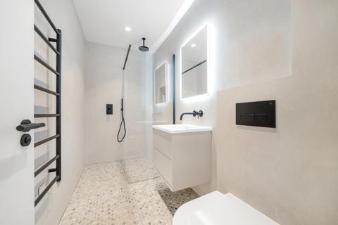 Flat 2, 21 Wisteria Road, London, SE13 5HW