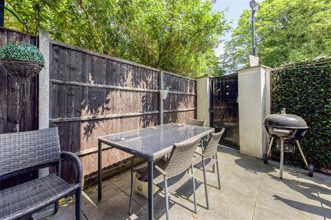 2 bedroom apartment to rent, Kneller Road, Twickenham