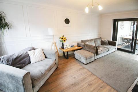 3 bedroom end of terrace house for sale, Park Avenue, Leeds LS26