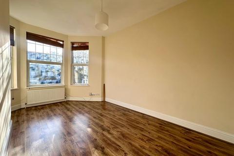 3 bedroom flat to rent, Newick Road, London