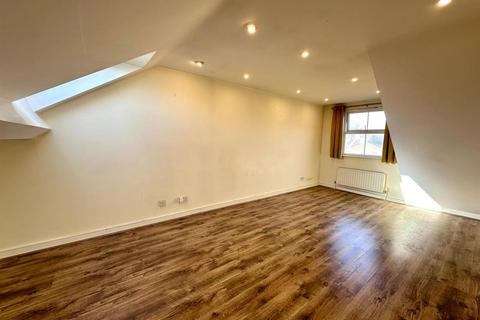 3 bedroom flat to rent, Newick Road, London