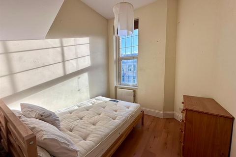 3 bedroom flat to rent, Newick Road, London