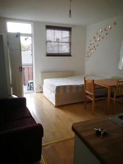 Studio to rent, Golders Green Road, London