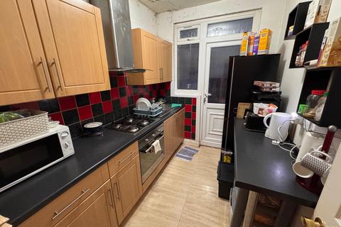 3 bedroom semi-detached house to rent, Beavers Lane, HOUNSLOW, Greater London, TW4