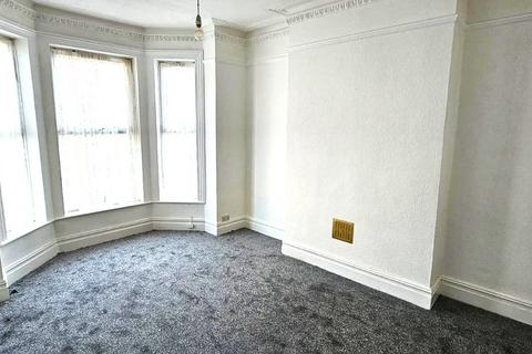 Studio to rent, Nicholson Road, Croydon