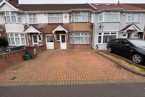 3 bedroom semi-detached house to rent, Victoria Gardens, HOUNSLOW, Greater London, TW5