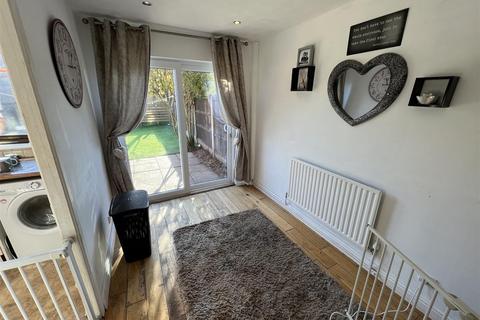 3 bedroom semi-detached house to rent, Wentworth Road, Nottinghamshire NG17