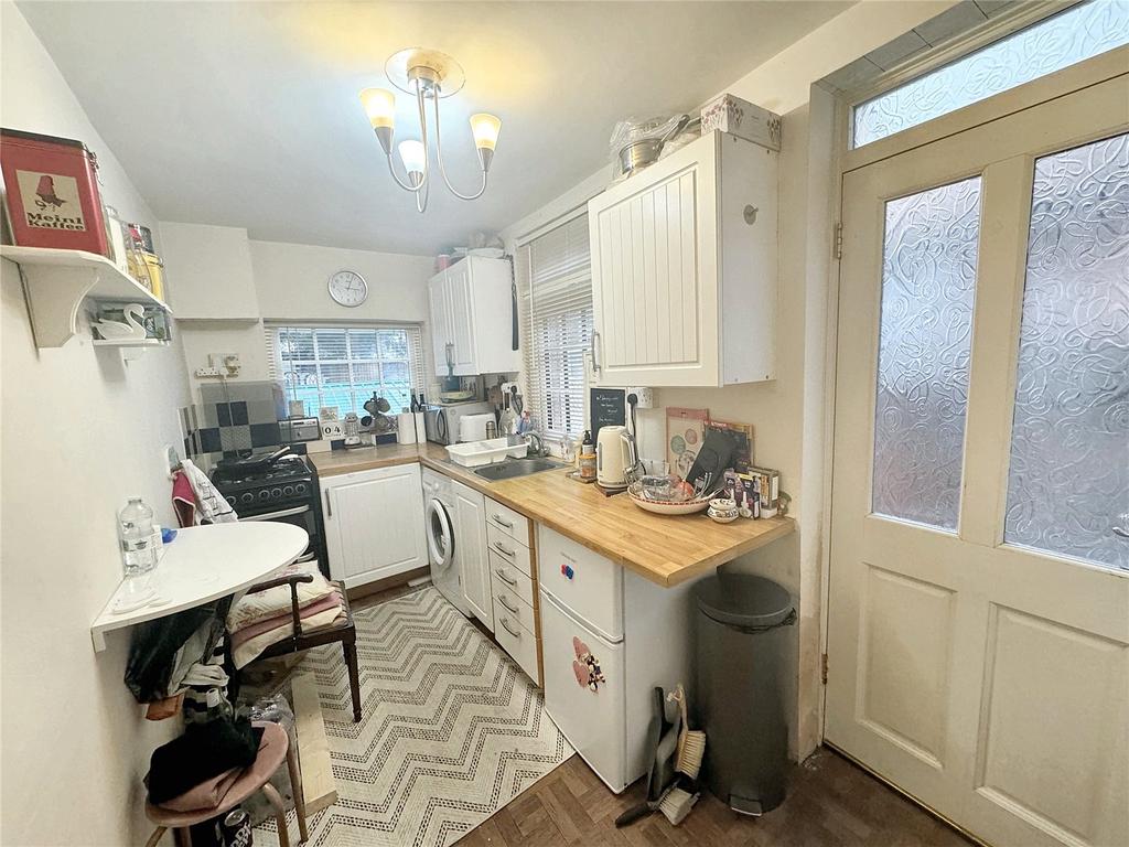 https://media.onthemarket.com/properties/16268509/1523269200/image-5-1024x1024.jpg