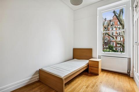 3 bedroom flat to rent, Fitzgeorge Avenue, London, W14