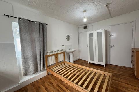 Studio to rent, West Green Road, London N15