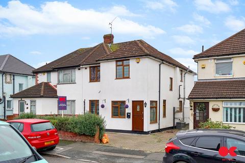 4 bedroom semi-detached house to rent, Calbourne Avenue, Hornchurch RM12