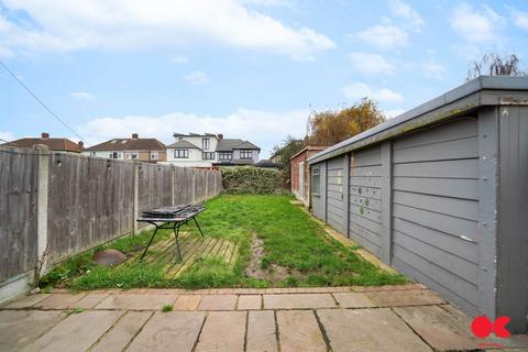 4 bedroom semi-detached house to rent, Calbourne Avenue, Hornchurch RM12