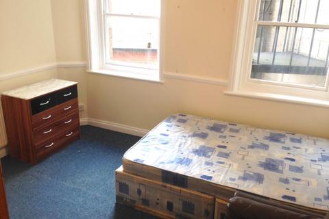 2 bedroom flat to rent, Jacey House, Bath Road