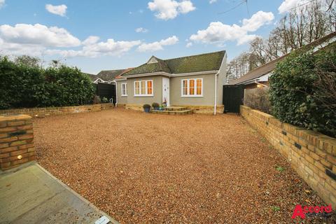 3 bedroom detached bungalow to rent, Days Lane, Pilgrims Hatch, CM15