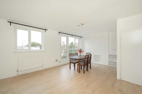 3 bedroom flat to rent, Batman Close, London W12