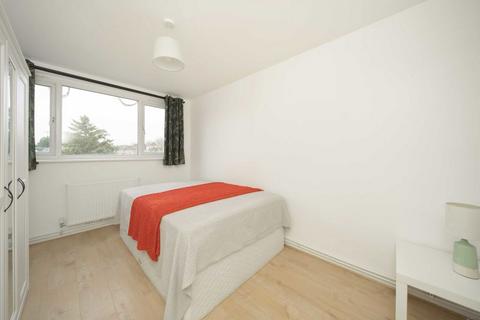 3 bedroom flat to rent, Batman Close, London W12