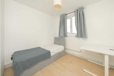 3 bedroom flat to rent, Batman Close, London W12