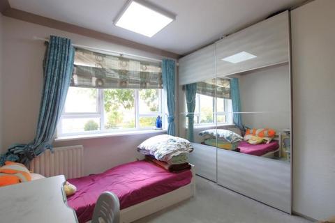 2 bedroom flat to rent, Ringway, Southall UB2