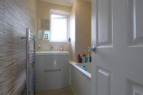 2 bedroom flat to rent, Ringway, Southall UB2