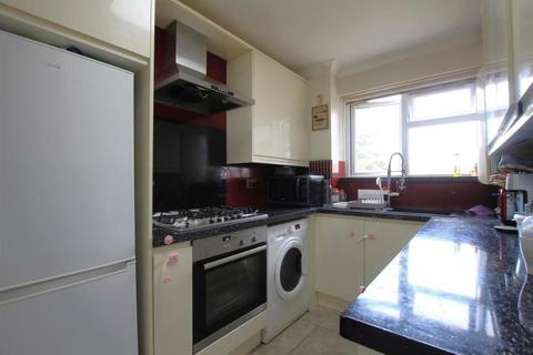 2 bedroom flat to rent, Ringway, Southall UB2