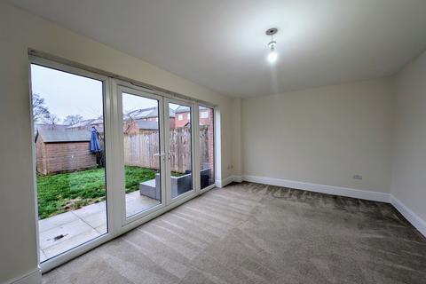 4 bedroom house to rent, Hepworth Gardens, Wakefield, West Yorkshire, WF1