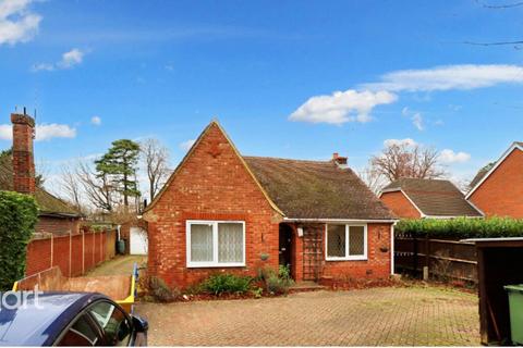 4 bedroom bungalow to rent, Aldershot Road, Fleet