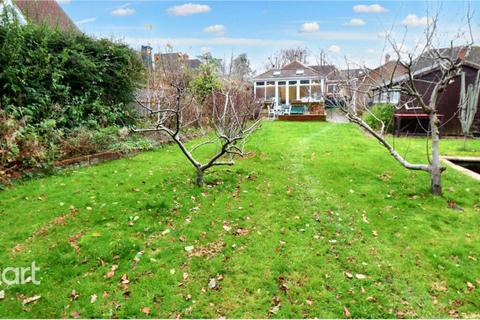 4 bedroom bungalow to rent, Aldershot Road, Fleet