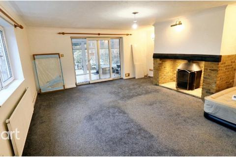 4 bedroom bungalow to rent, Aldershot Road, Fleet