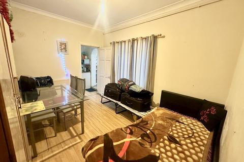 2 bedroom maisonette for sale, Victoria Road,  Southall, UB2