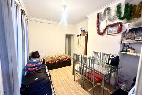 2 bedroom maisonette for sale, Victoria Road,  Southall, UB2