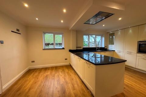 4 bedroom detached house to rent, Bishop's Way Andover