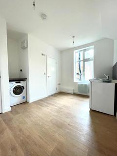 Bedsit to rent, Duckett Road, London N4