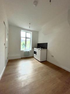 Bedsit to rent, Duckett Road, London N4