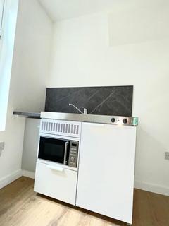 Bedsit to rent, Duckett Road, London N4