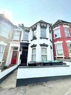 Bedsit to rent, Duckett Road, London N4